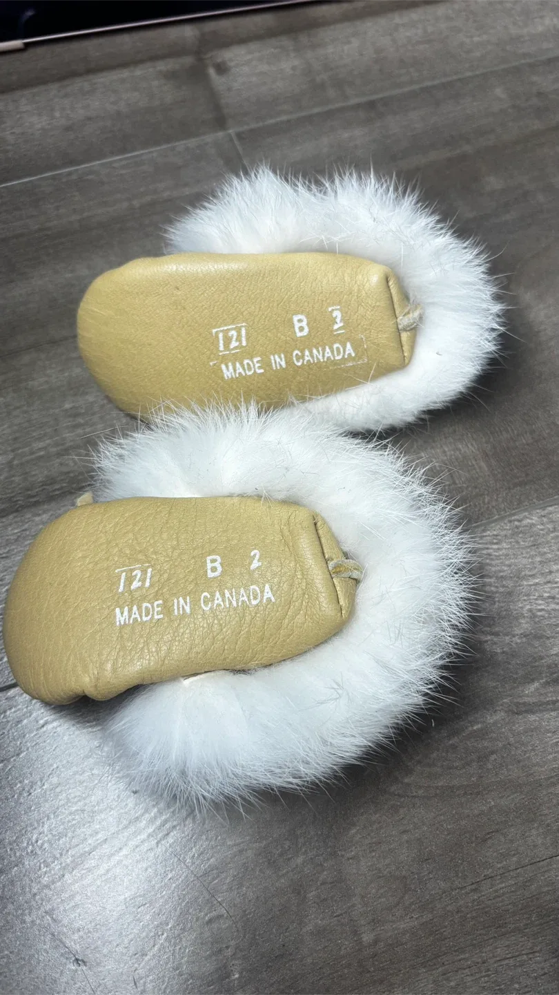 Baby Leather Moccasins with White Fur Trim image indicator(3)