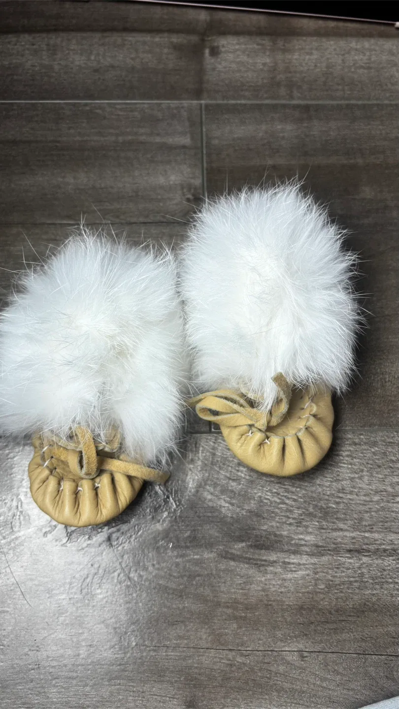 Baby Leather Moccasins with White Fur Trim image indicator(2)