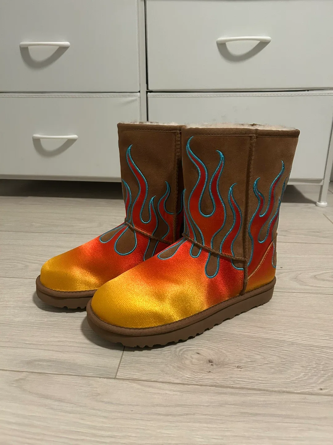 No used, UGG x Jeremy Scott Flame Boots - Size 8