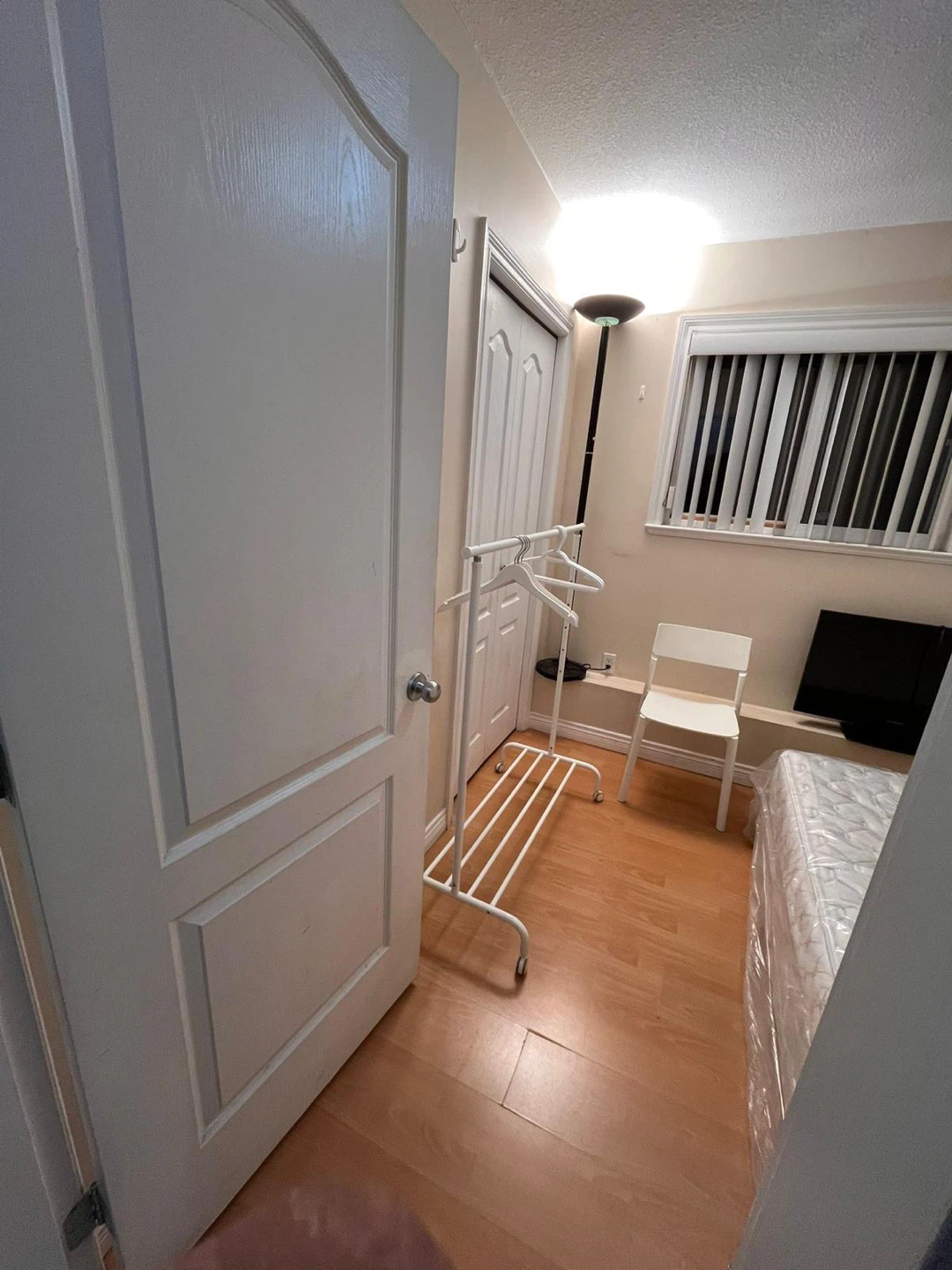1 room for rent in 2 bedroom ground floor suite. Need 1 girl - photo 4