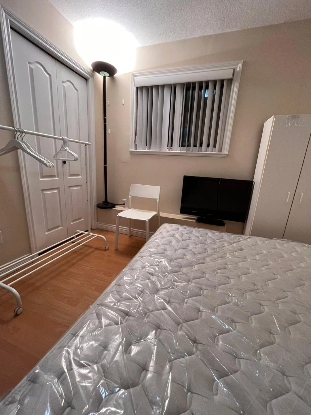 1 room for rent in 2 bedroom ground floor suite. Need 1 girl - photo 2