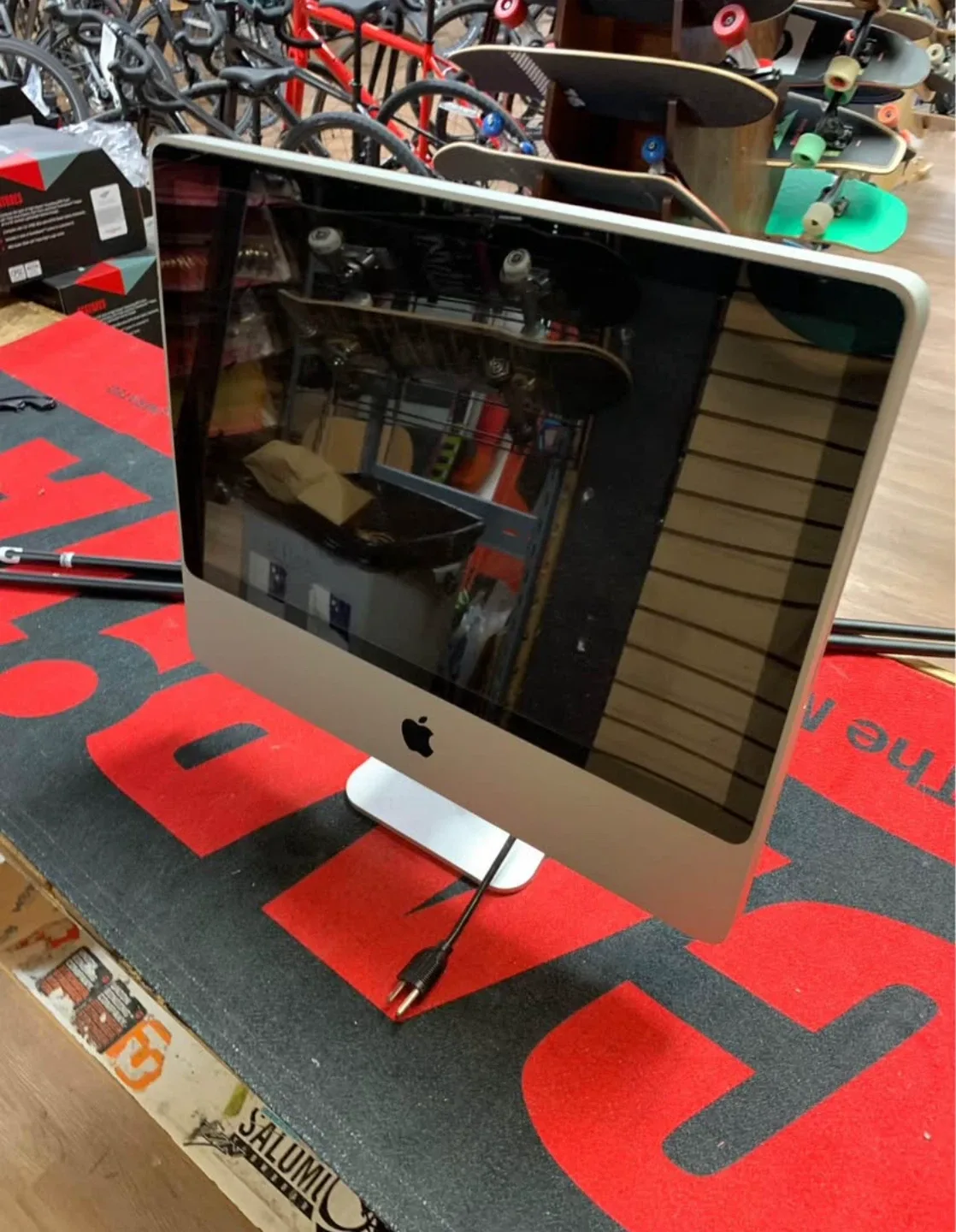 Apple iMac Desktop Computer image indicator(3)