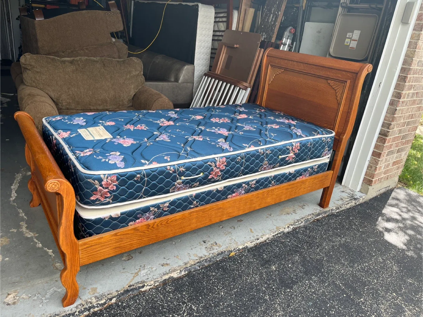 Sealy Schneiderman's Twin Bed Frame & Mattress image indicator(3)