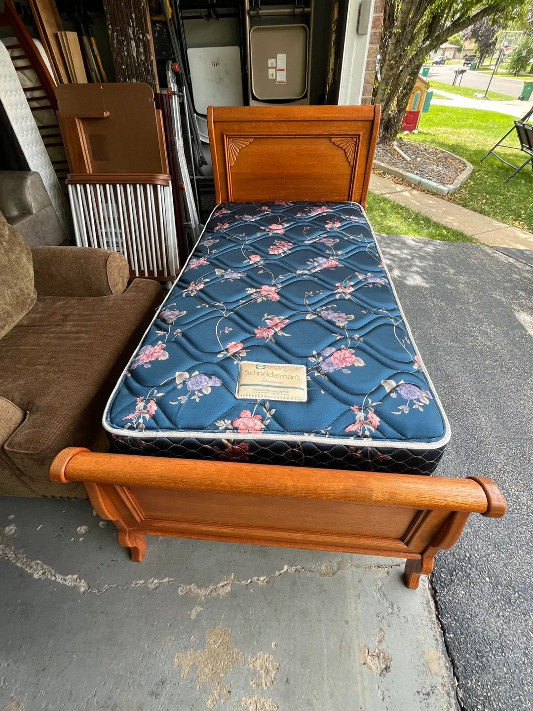 Sealy Schneiderman's Twin Bed Frame & Mattress image indicator(4)