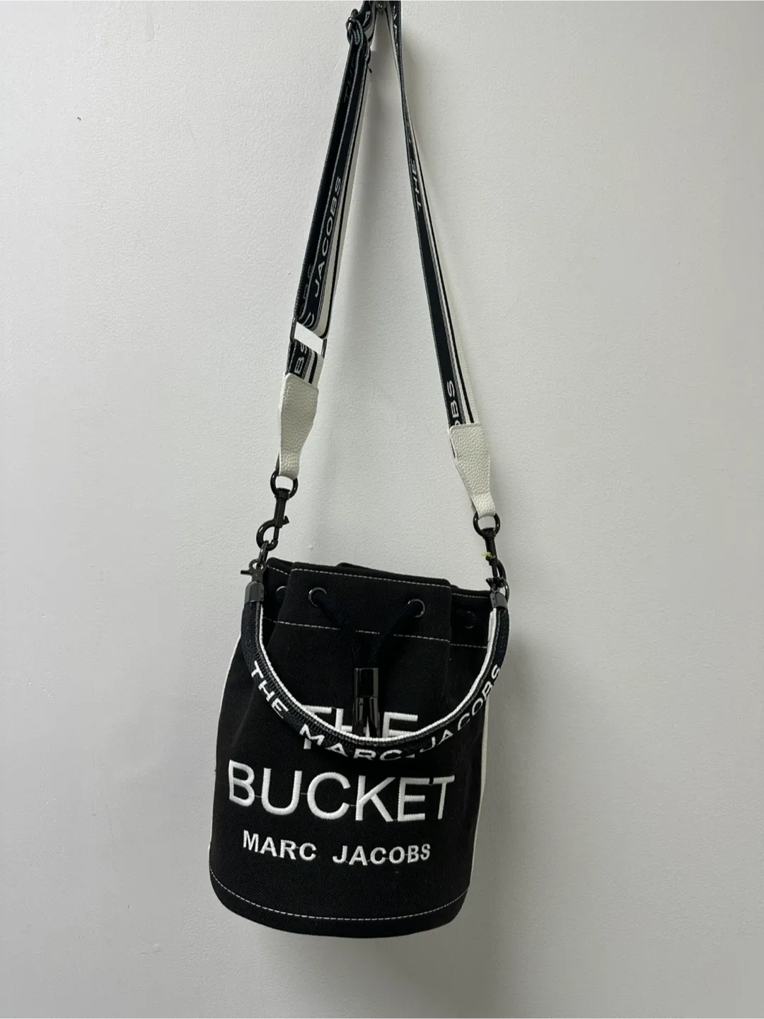 Marc Jacobs The Bucket Bag Black image indicator(2)