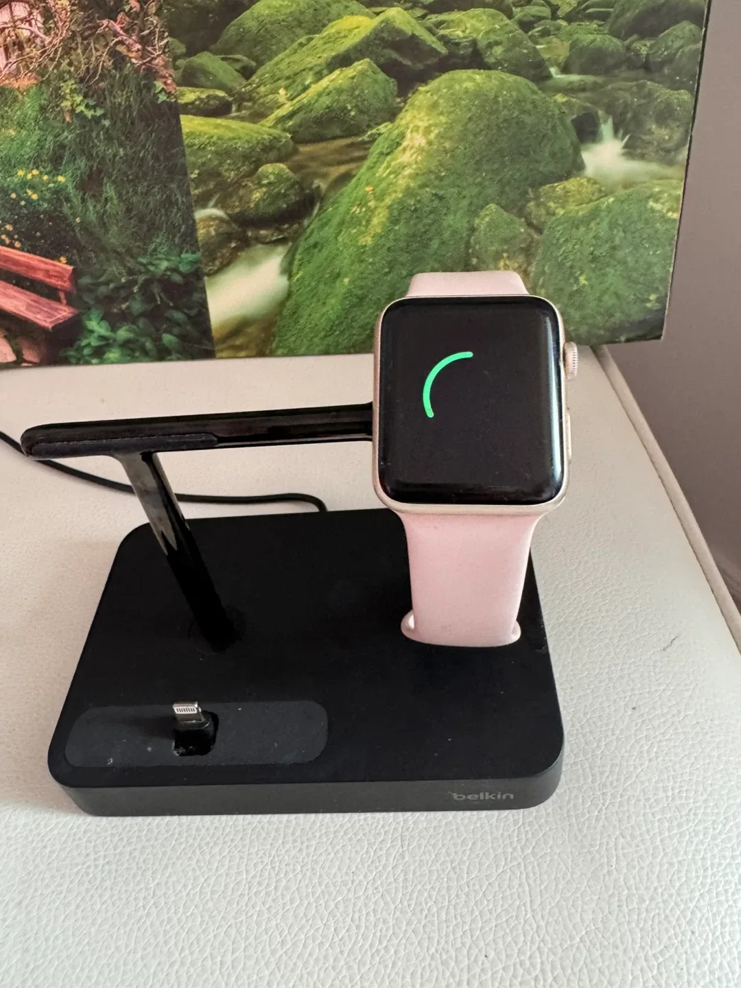 Belkin Charging Stand - Black image indicator(5)