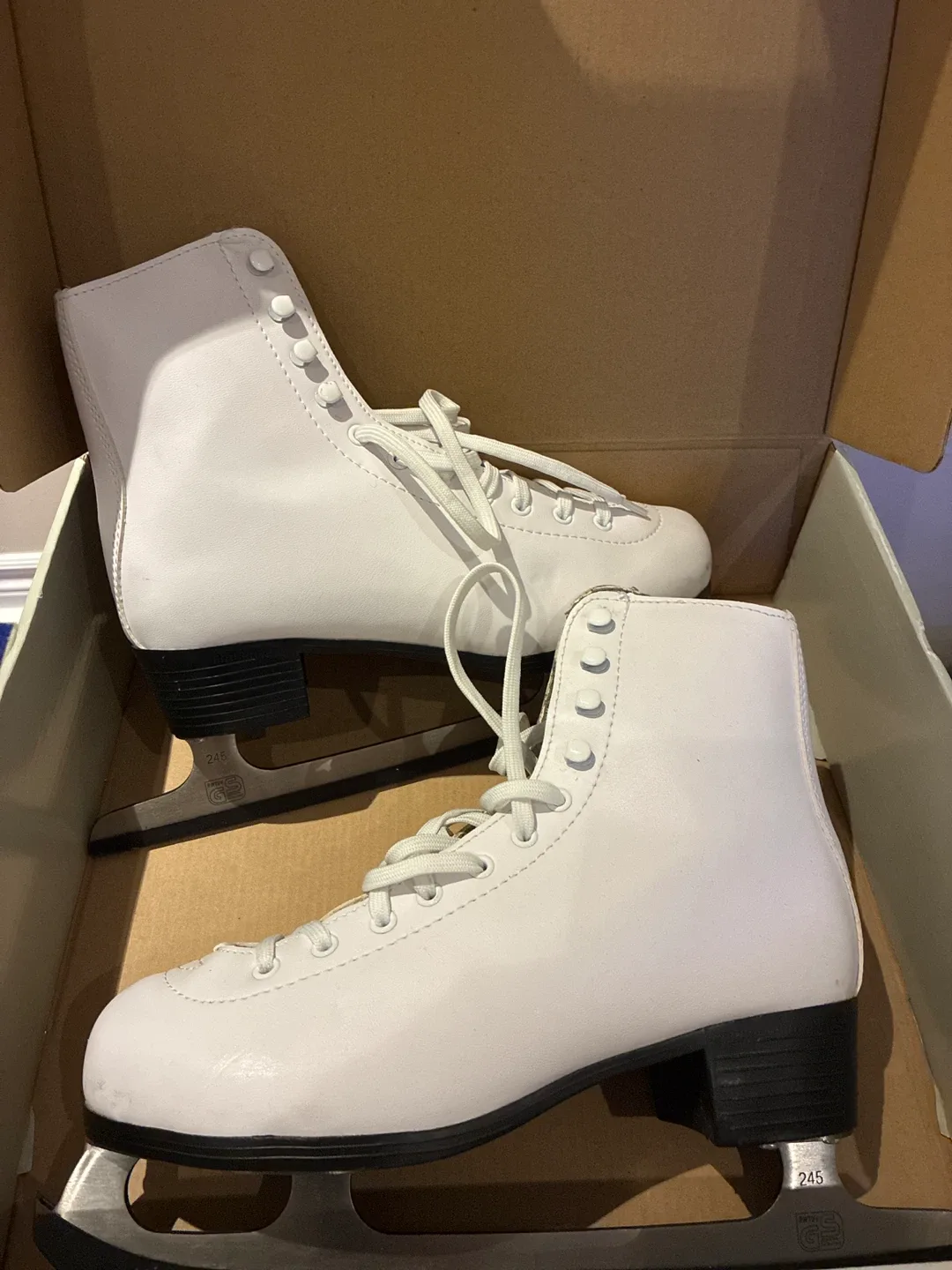 Hespeler SR White Figure Ice Skates, Size 6 image indicator(2)