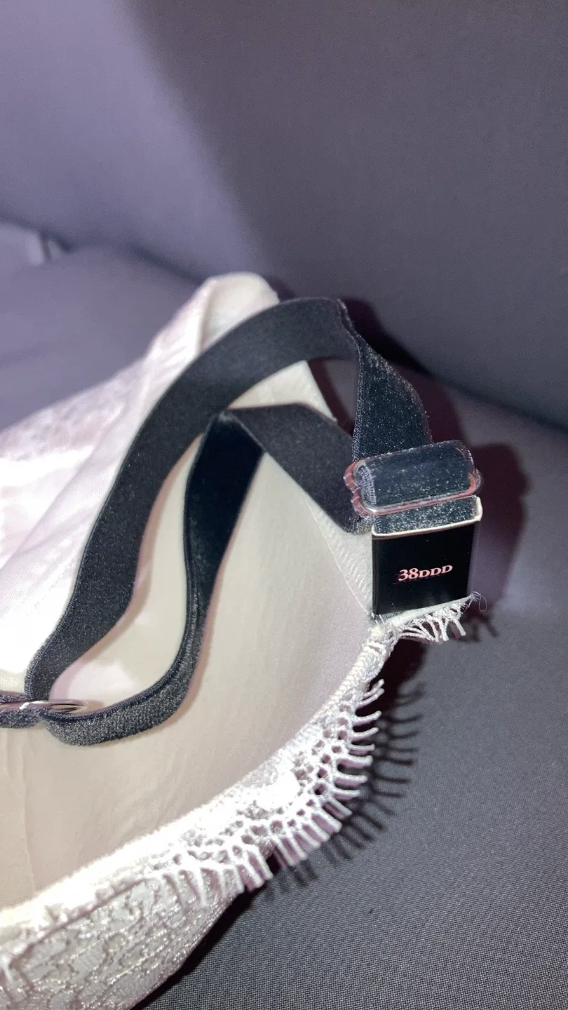 Victoria's Secret White Lace Bra - Size 38DDD image indicator(5)