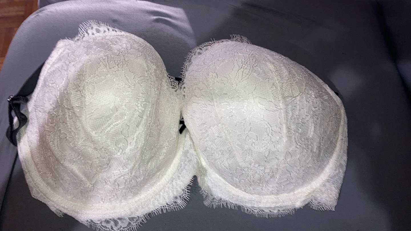 Victoria's Secret White Lace Bra - Size 38DDD thumbnail
