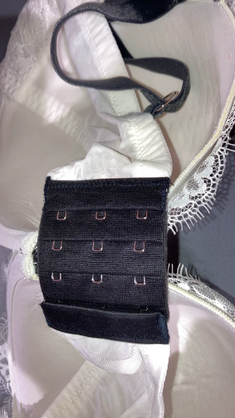 Victoria's Secret White Lace Bra - Size 38DDD image indicator(4)