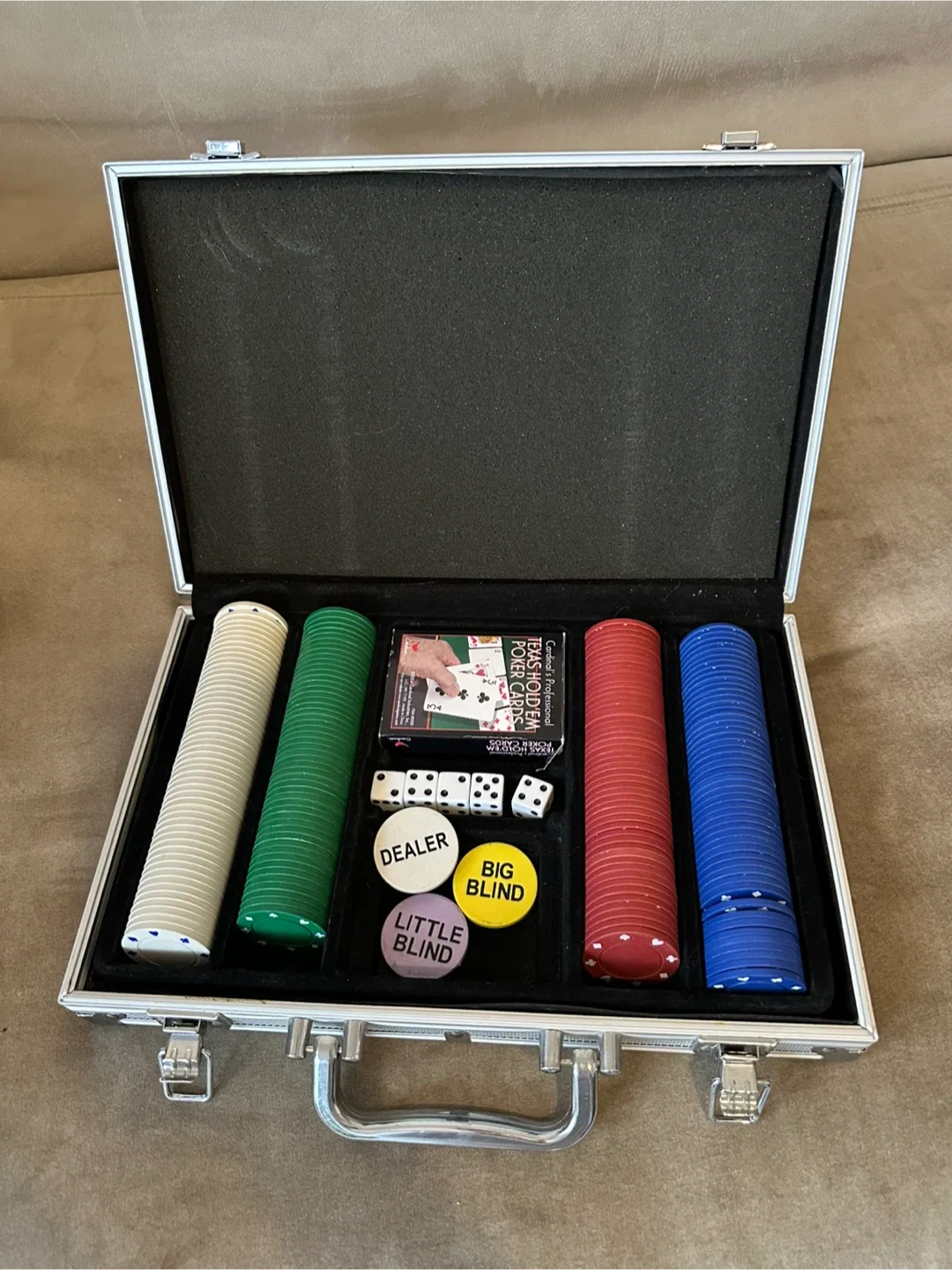 Poker Set with Aluminum Case thumbnail