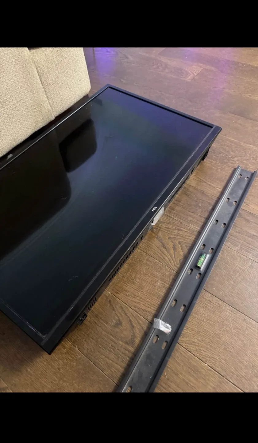 TCL Black Flat Screen TV 24 inch thumbnail