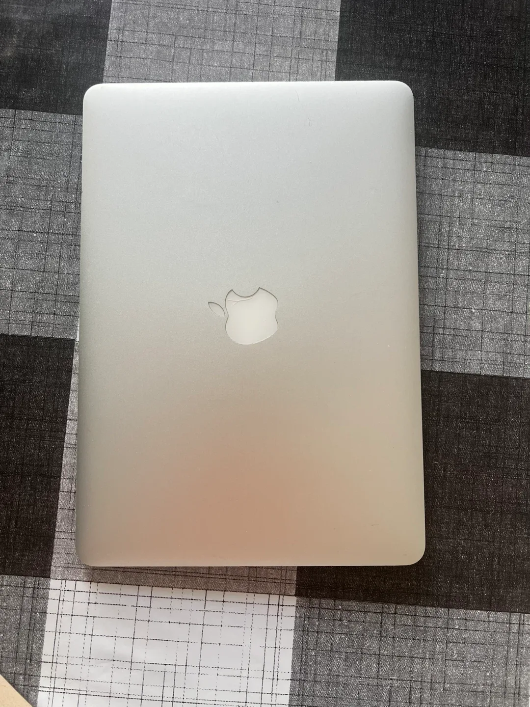 Apple MacBook Air 13” 2017 model image indicator(3)
