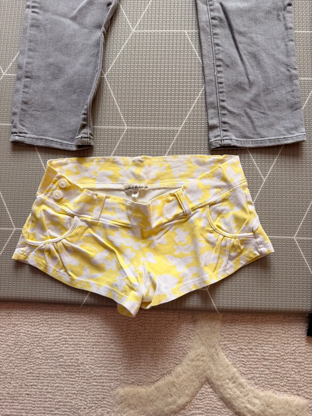 Mixed Lot of Shorts and Jeans image indicator(4)