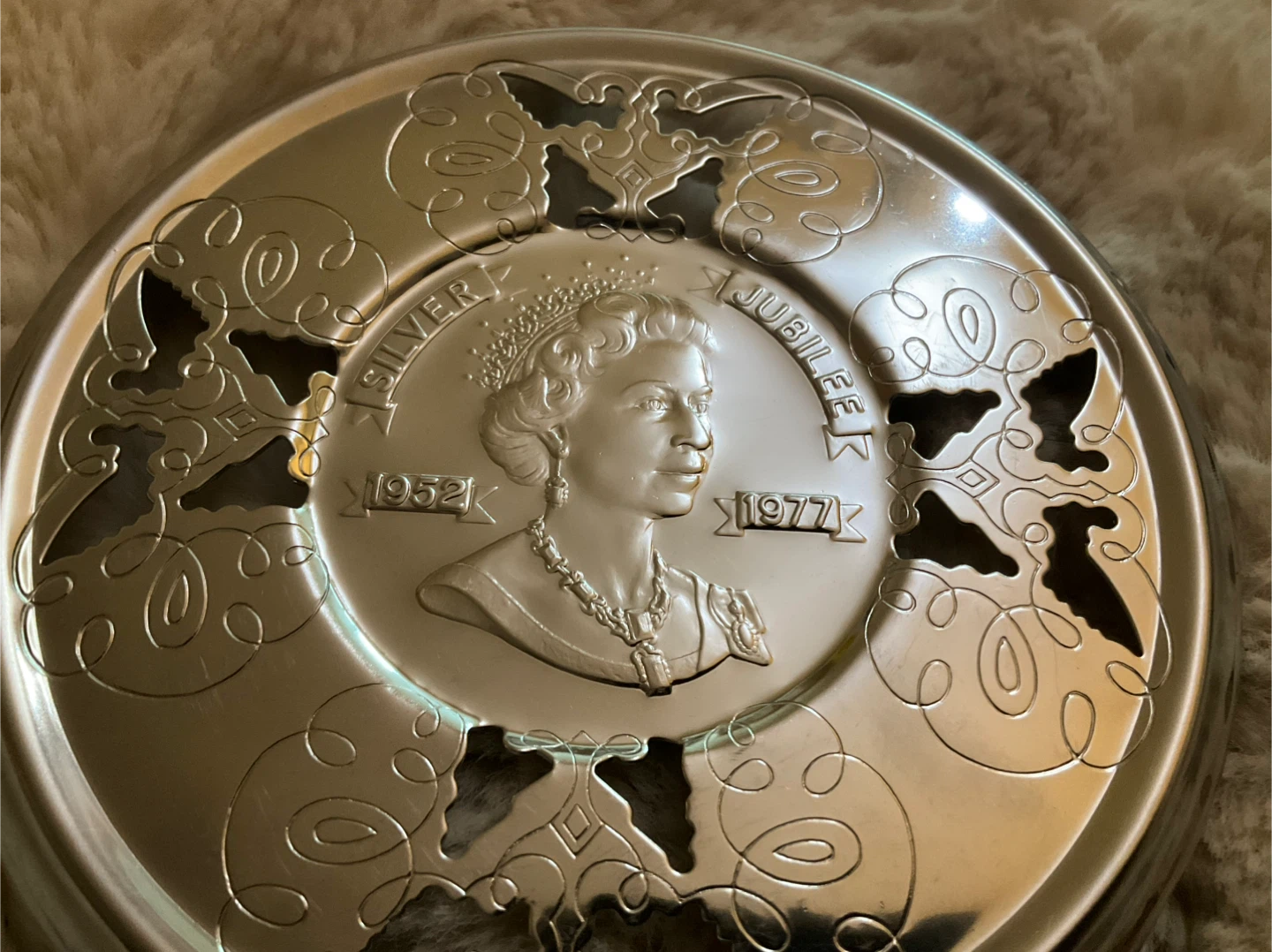 Queen Elizabeth II Silver Jubilee trivet - photo 3