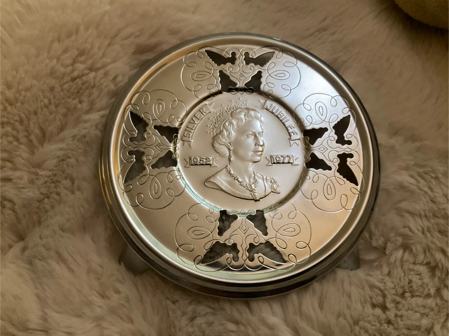 Queen Elizabeth II Silver Jubilee trivet