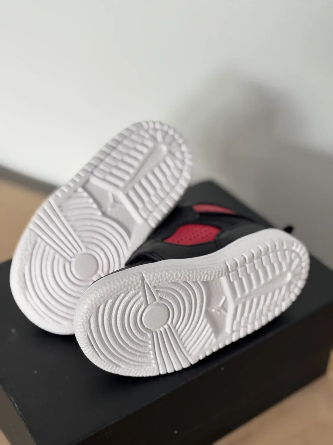 Jordan Access (TD) Black/Red Kids Size 5c image indicator(2)