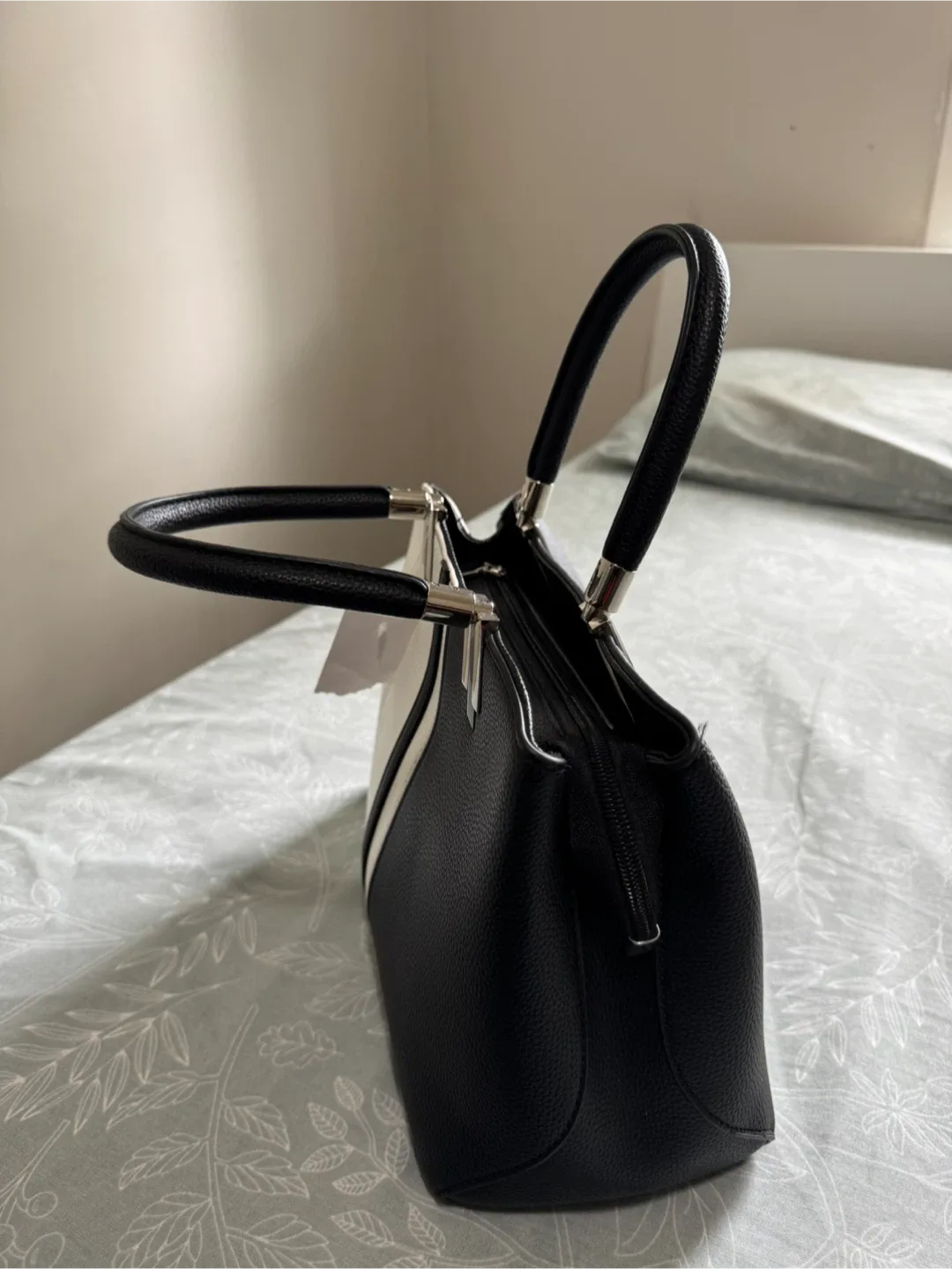 Brand new Handbag- Moving out sale image indicator(2)