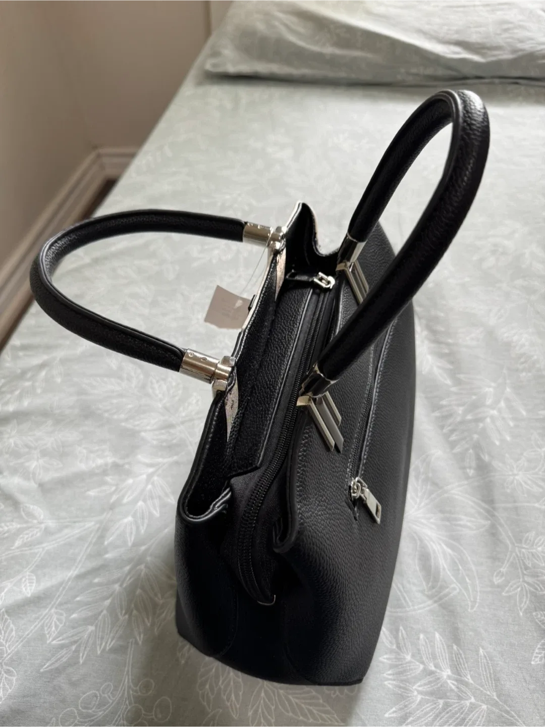 Brand new Handbag- Moving out sale image indicator(3)