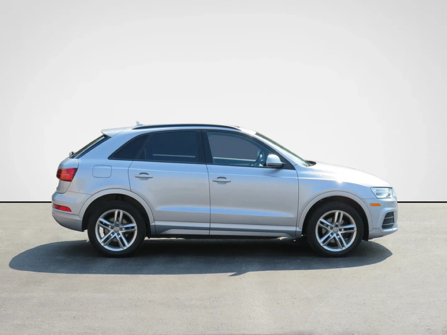 2017 Silver Audi Q3 SUV image indicator(3)