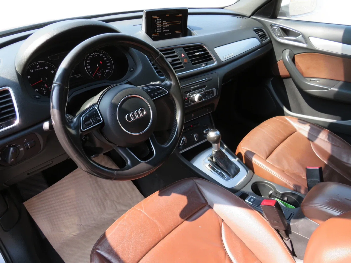 2017 Silver Audi Q3 SUV image indicator(6)