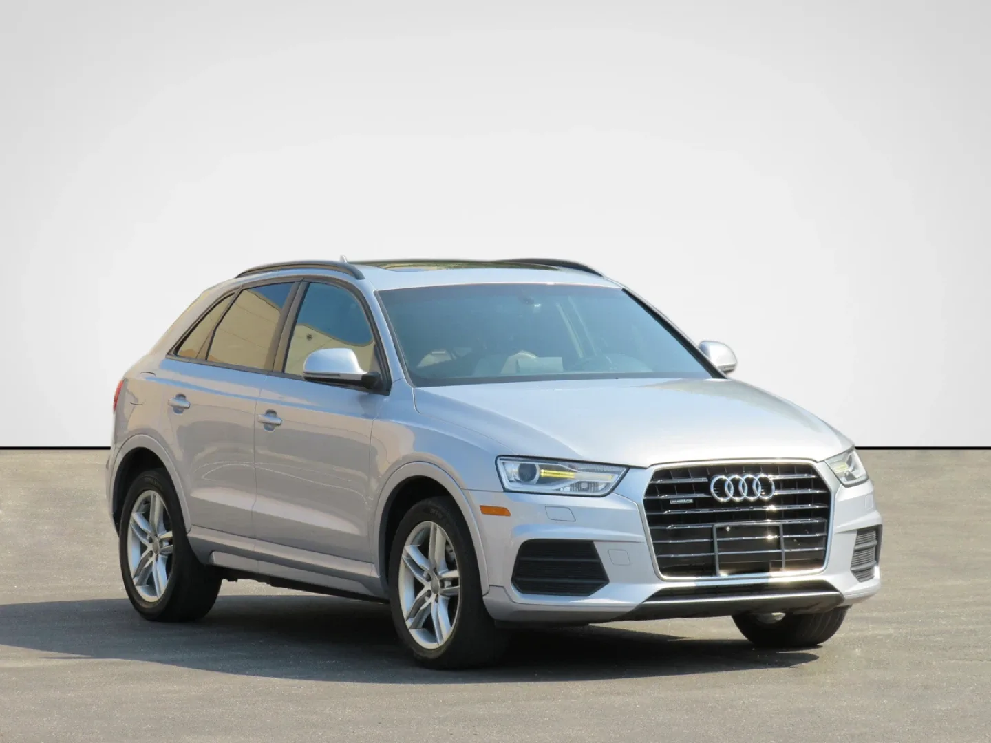 2017 Silver Audi Q3 SUV image indicator(2)