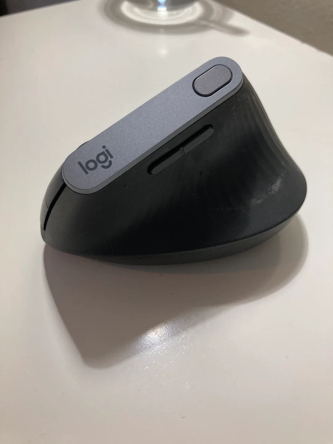 (Broken)Logitech MX vertical Mouse thumbnail