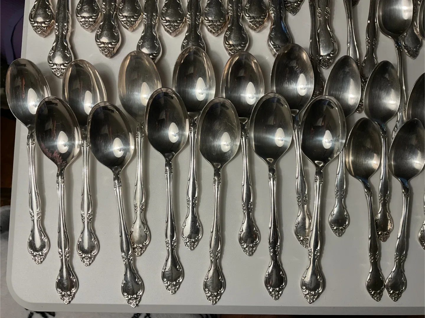 VINTAGE AFFECTION ONEIDA SILVERPLATE FLATWARE SET (76 PIECES) image indicator(3)