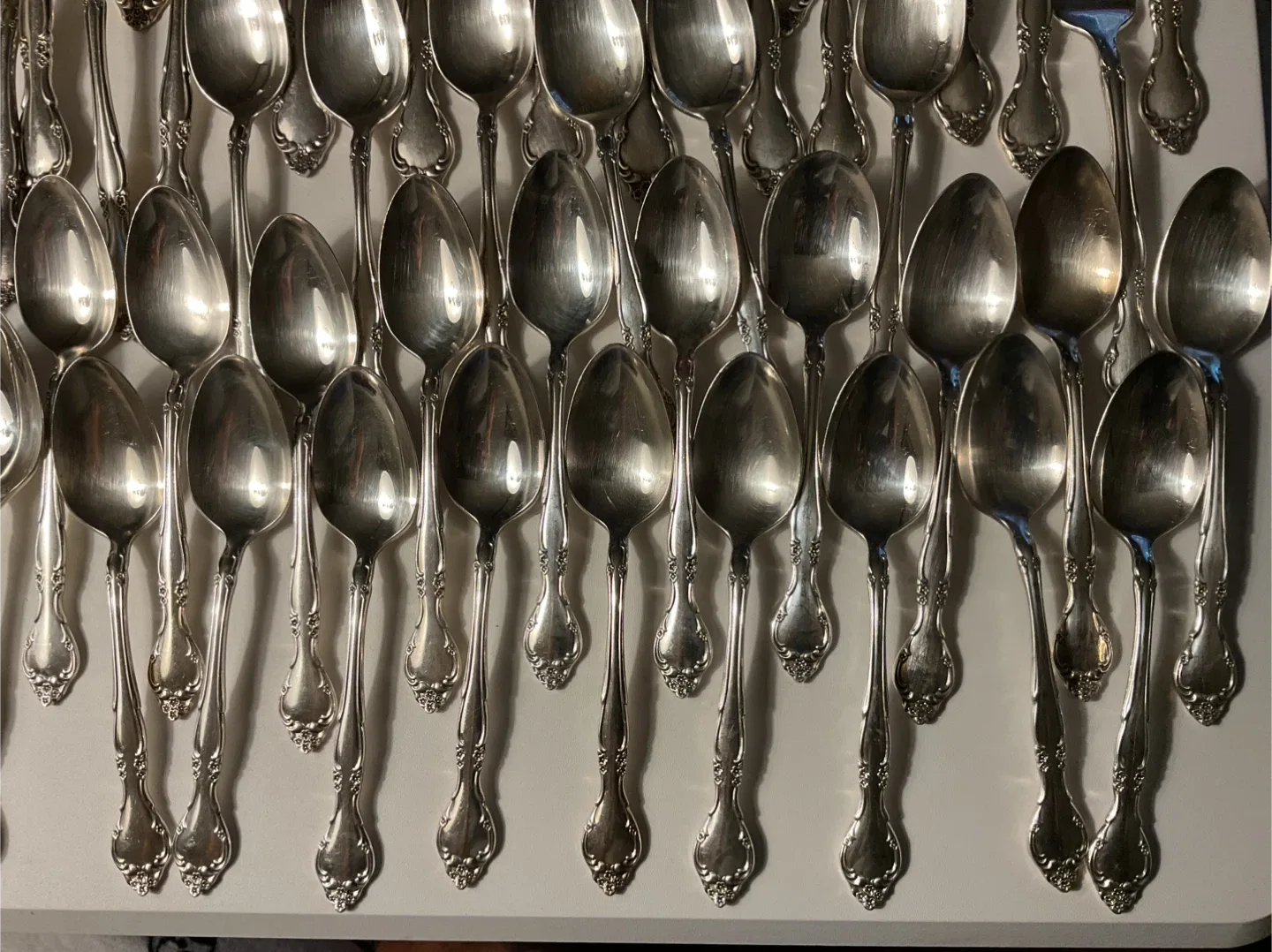 VINTAGE AFFECTION ONEIDA SILVERPLATE FLATWARE SET (76 PIECES) image indicator(4)