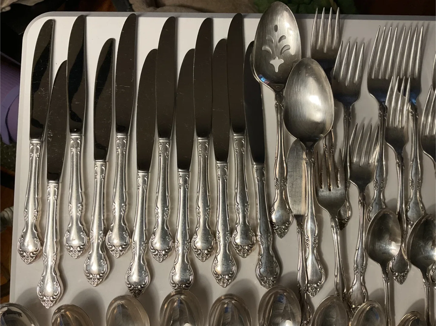 VINTAGE AFFECTION ONEIDA SILVERPLATE FLATWARE SET (76 PIECES) image indicator(6)