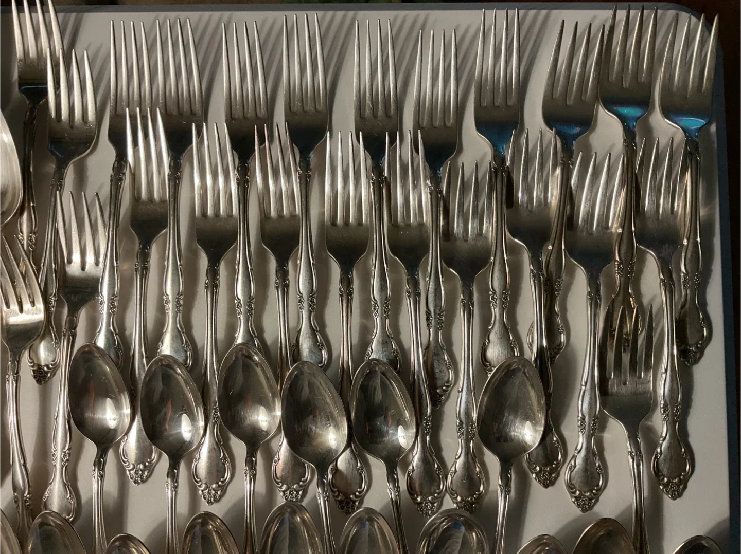 VINTAGE AFFECTION ONEIDA SILVERPLATE FLATWARE SET (76 PIECES) image indicator(5)