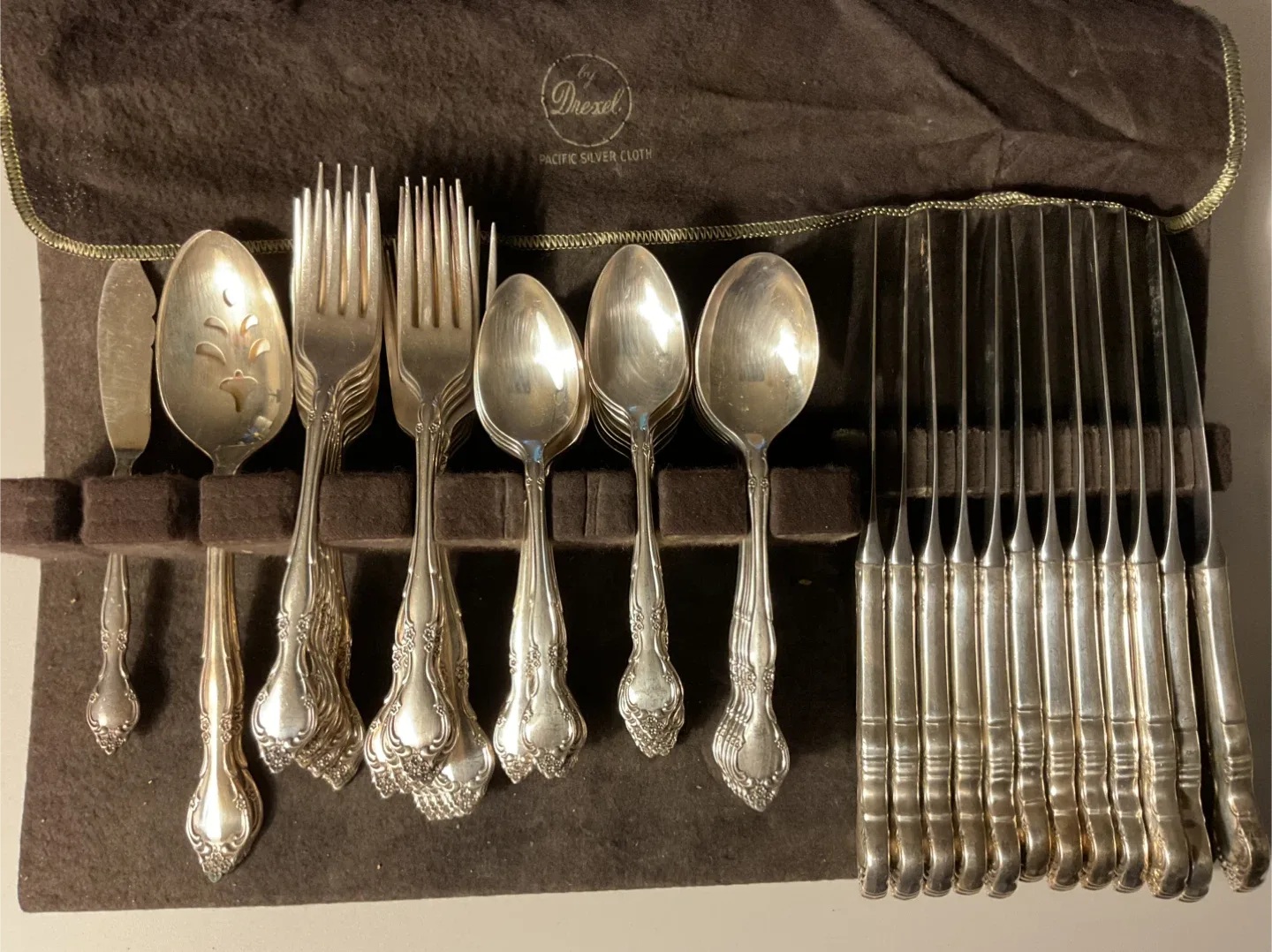 VINTAGE AFFECTION ONEIDA SILVERPLATE FLATWARE SET (76 PIECES)