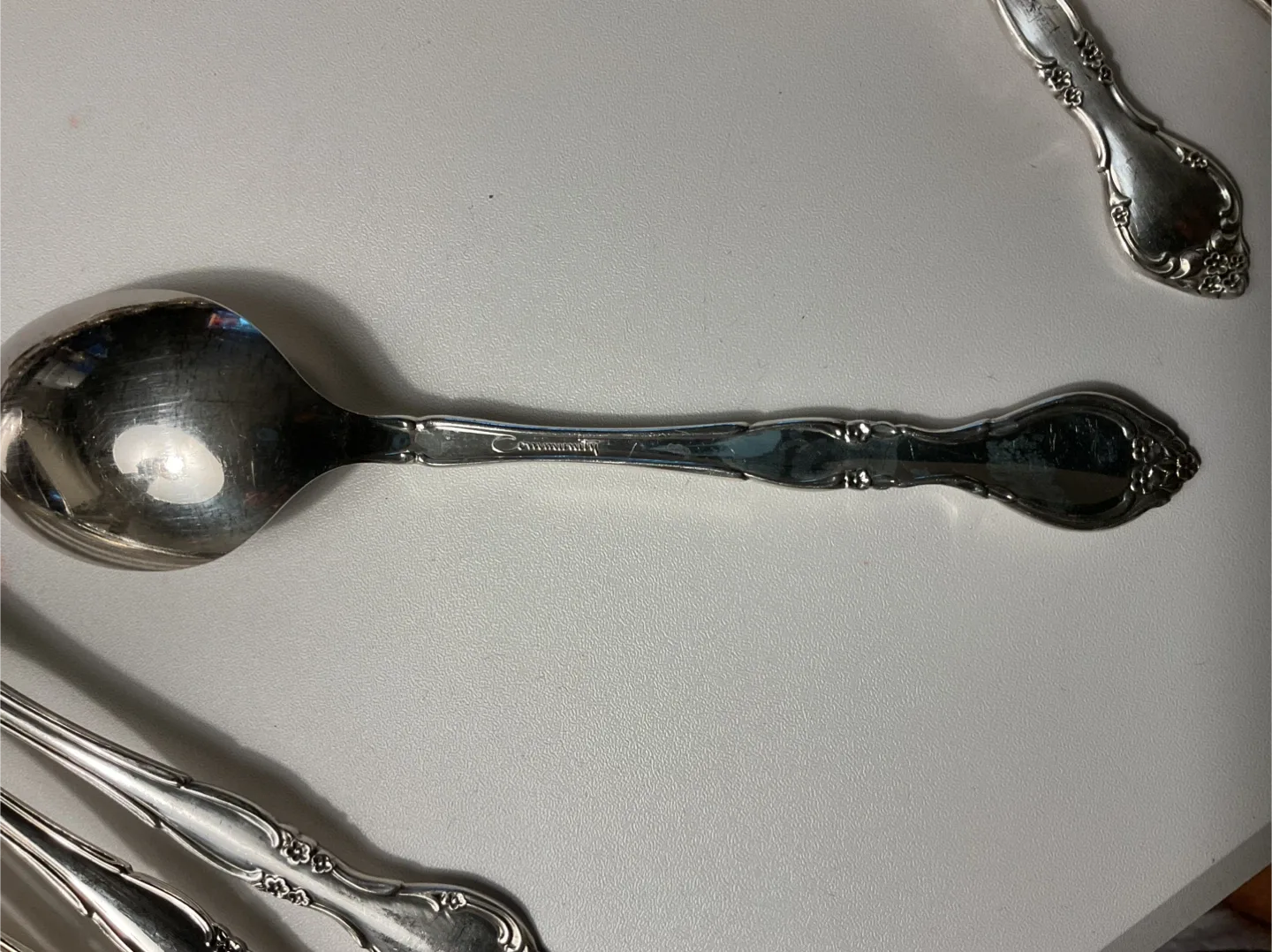 VINTAGE AFFECTION ONEIDA SILVERPLATE FLATWARE SET (76 PIECES) image indicator(7)