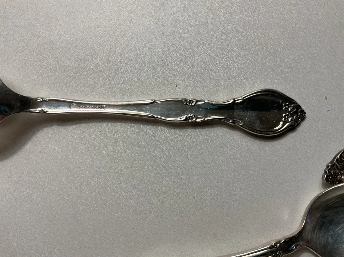 VINTAGE AFFECTION ONEIDA SILVERPLATE FLATWARE SET (76 PIECES) image indicator(9)