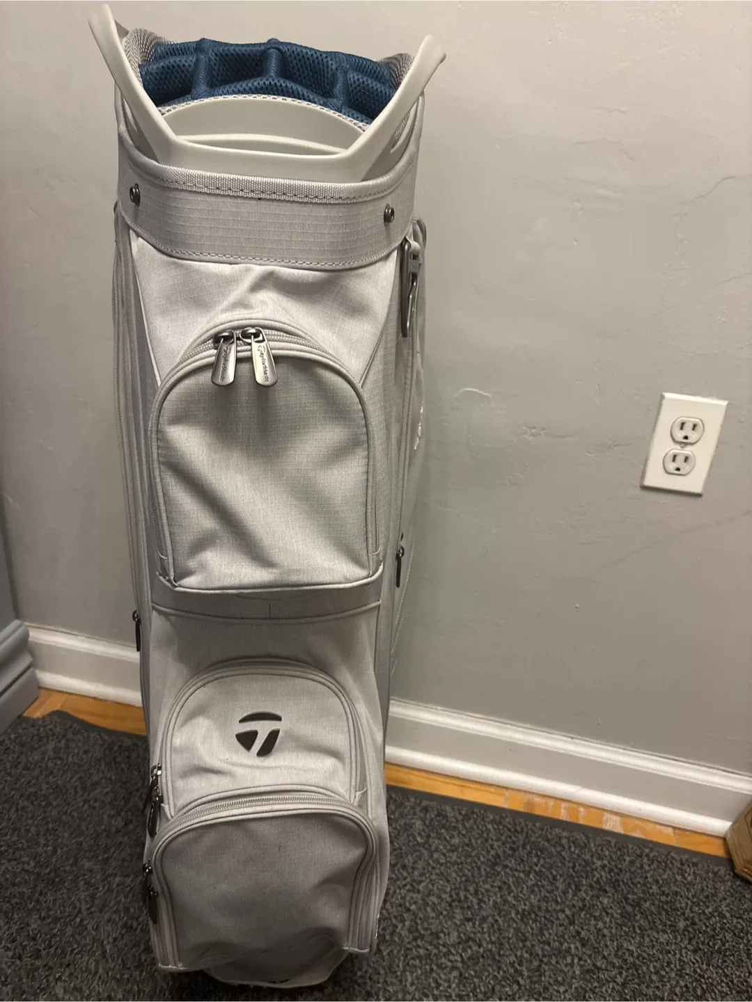 TaylorMade Golf Bag - Gray image indicator(3)