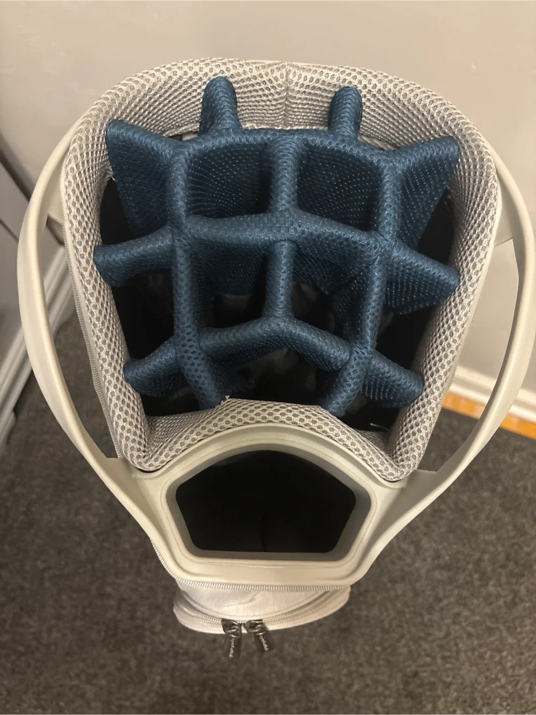 TaylorMade Golf Bag - Gray image indicator(4)