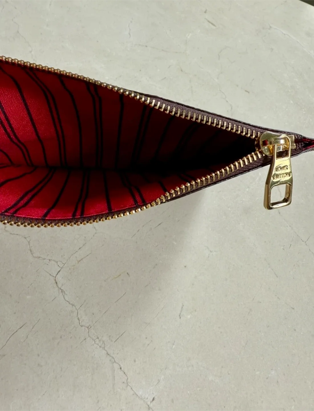 LV Designer Pochette image indicator(4)