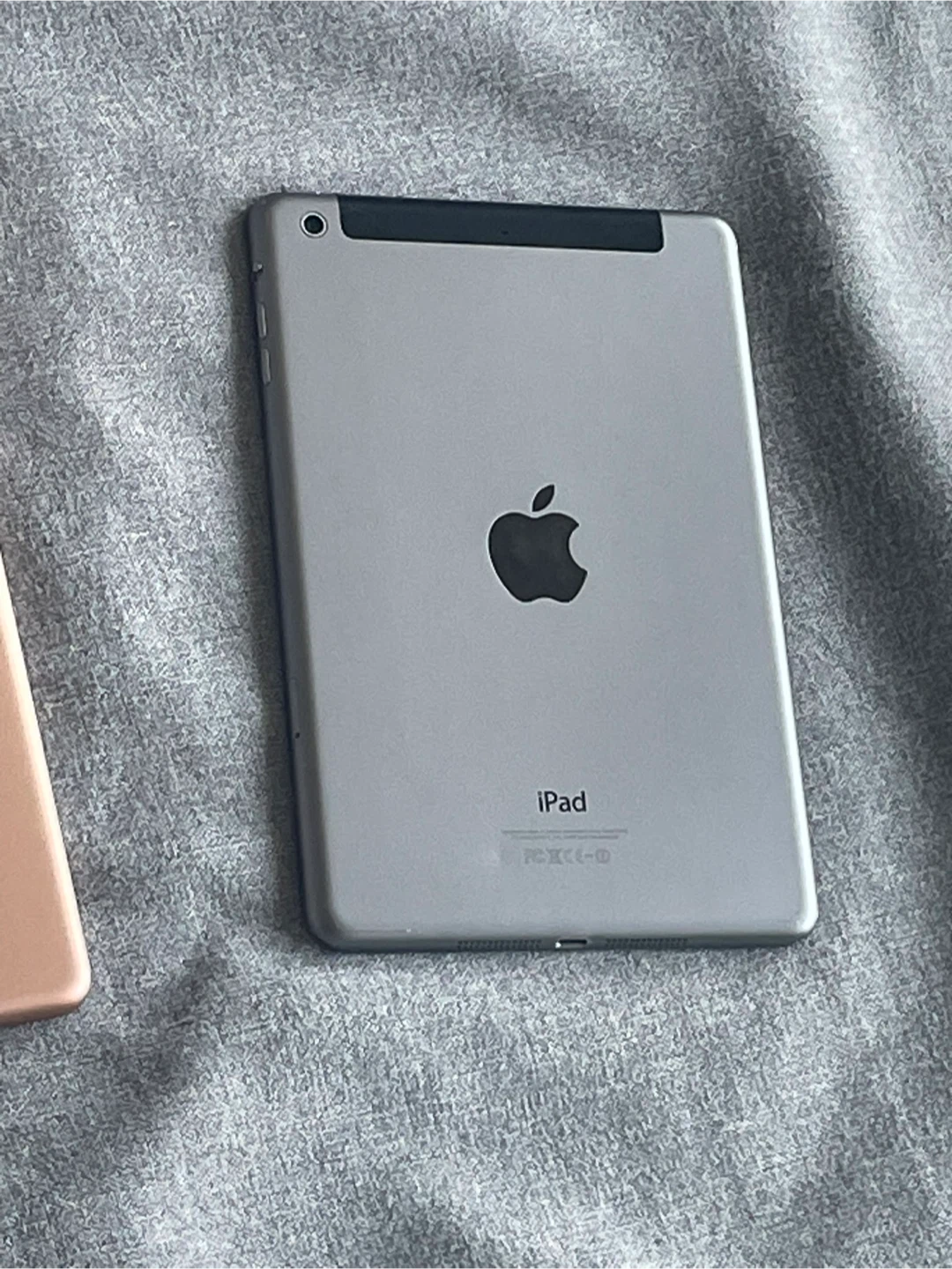 iPad Mini 2 - Crack at the bottom right (doesn’t affect screen) - photo 3