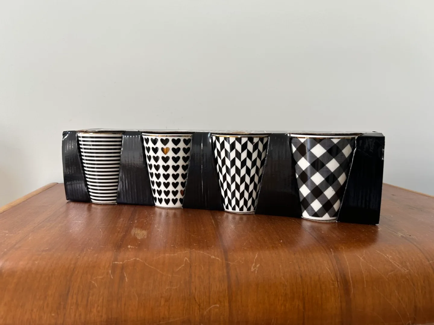 Graphic 4 piece mug set image indicator(2)