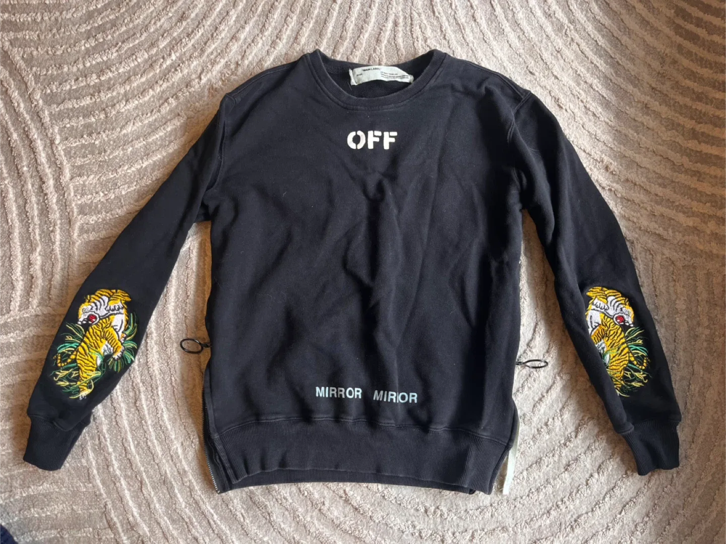 Off-White Tiger sweater thumbnail