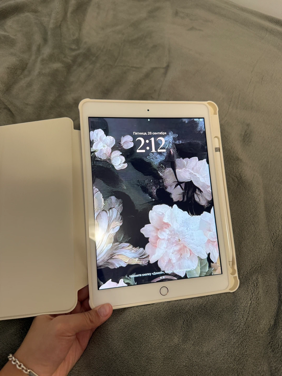 iPad 7th Gen 10.2” Wi-Fi (Model A2197) Color: Gold 128GB - photo 5