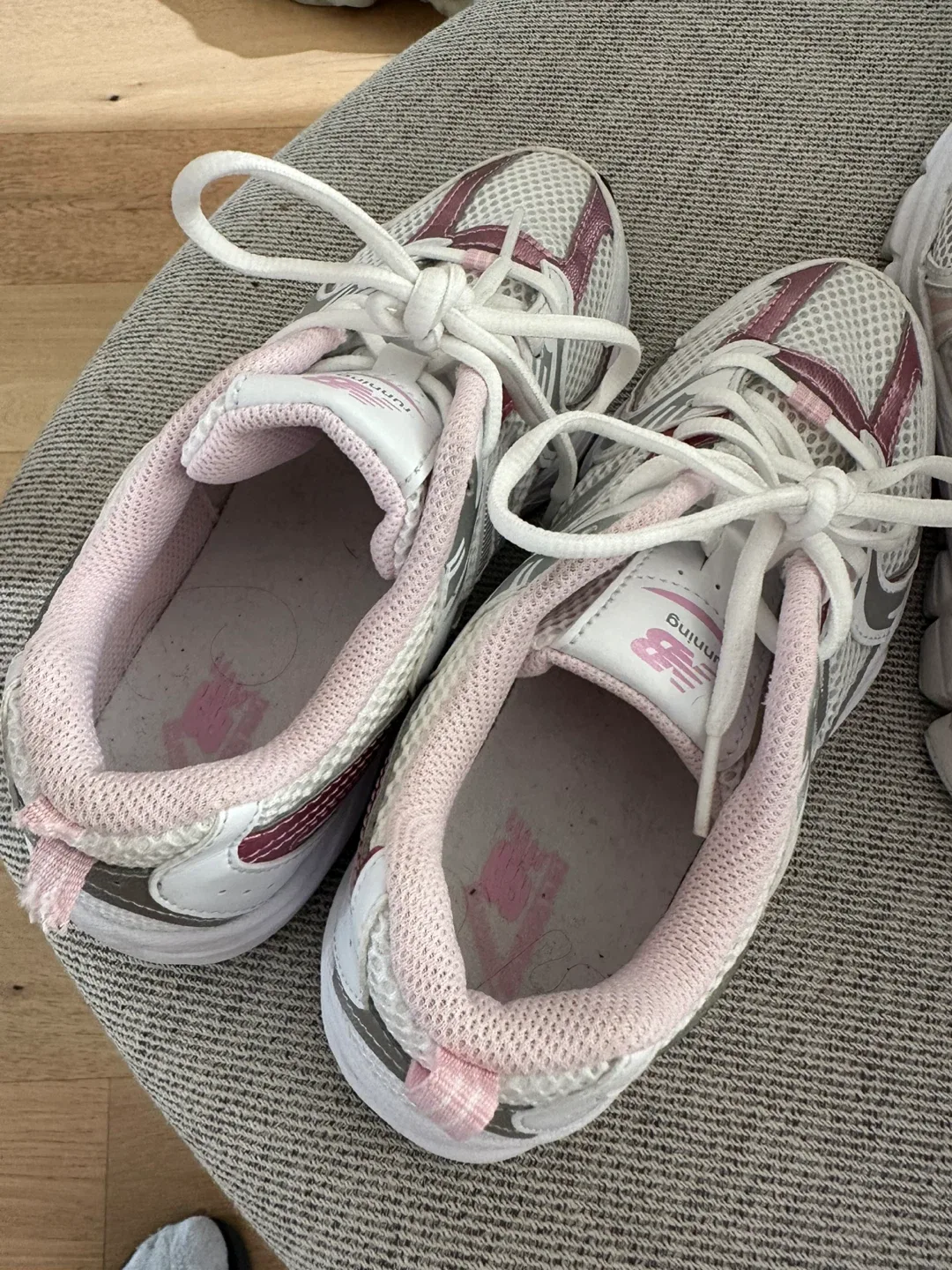 New Balance 530 White/Pink Women's Size 5 thumbnail