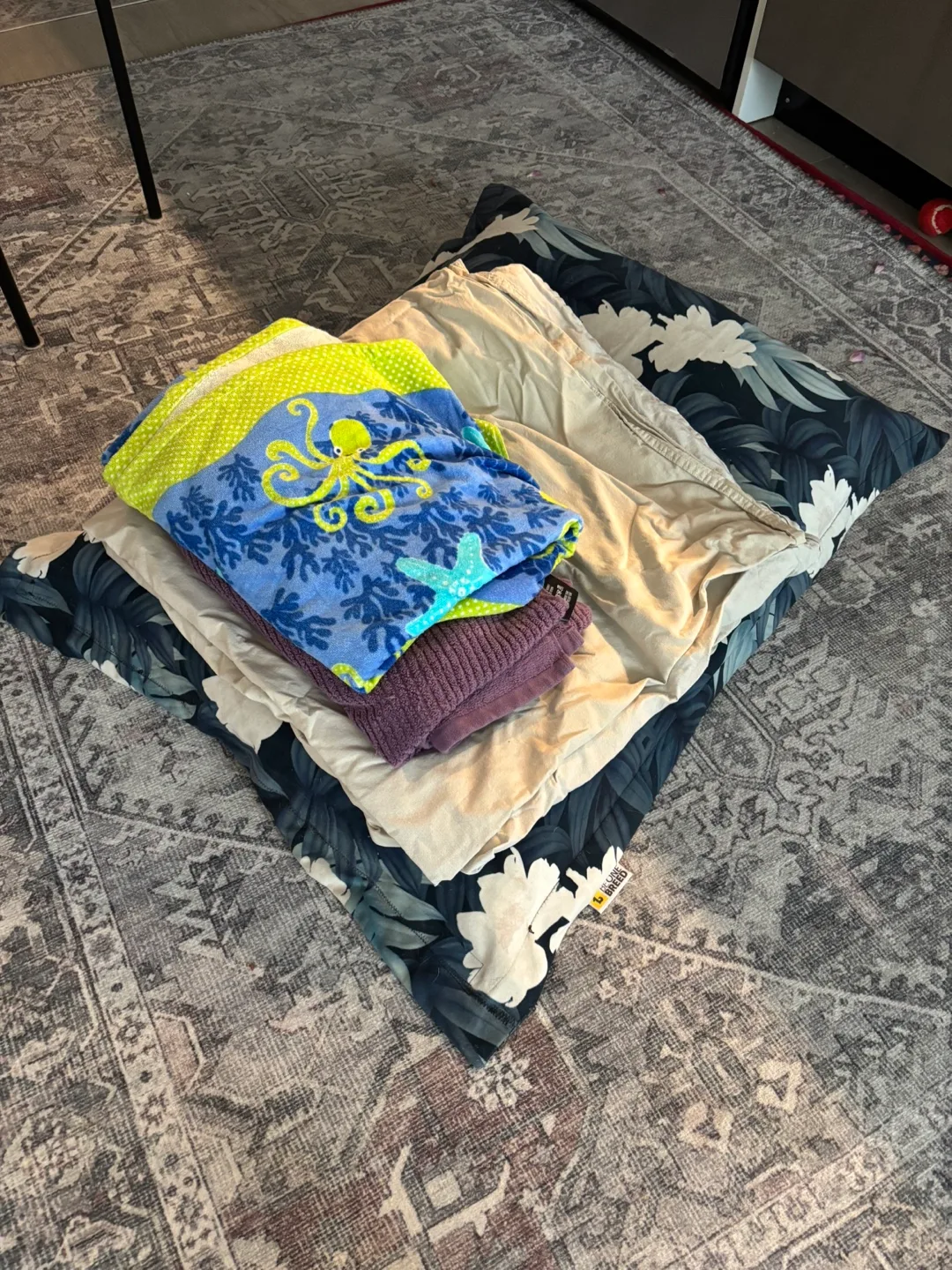 Dog bed, towels and duvet cover thumbnail