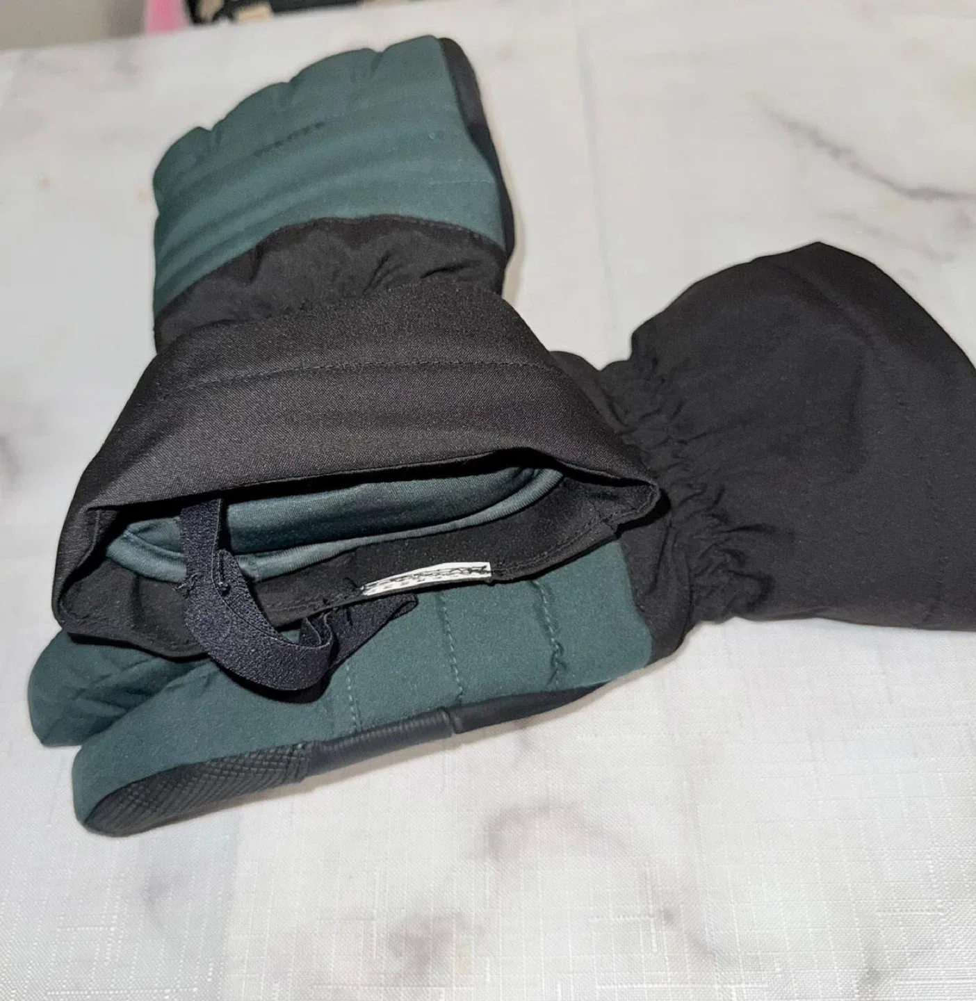 MOVING OUT SALE!! Wedze 500 Ski Gloves - Green & Black thumbnail