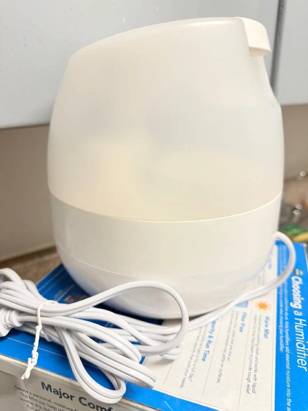 MOVING OUT SALE!! Vicks Mini Filter Free Cool Mist Humidifier thumbnail