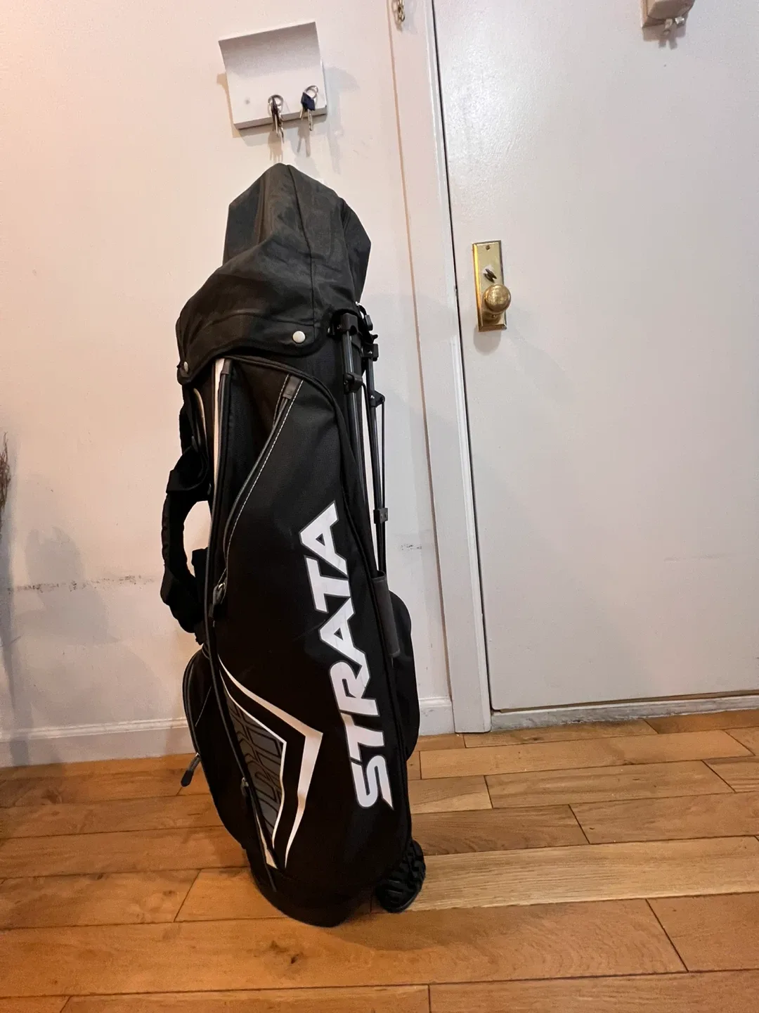 Strata Golf Stand Bag - Black + driving range balls thumbnail