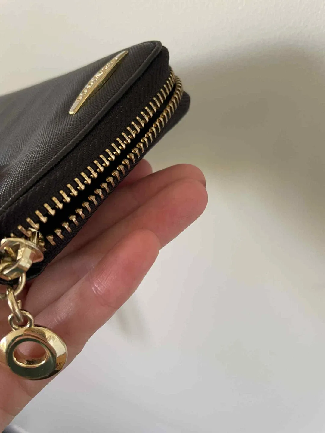 Woman’s black wallet image indicator(5)