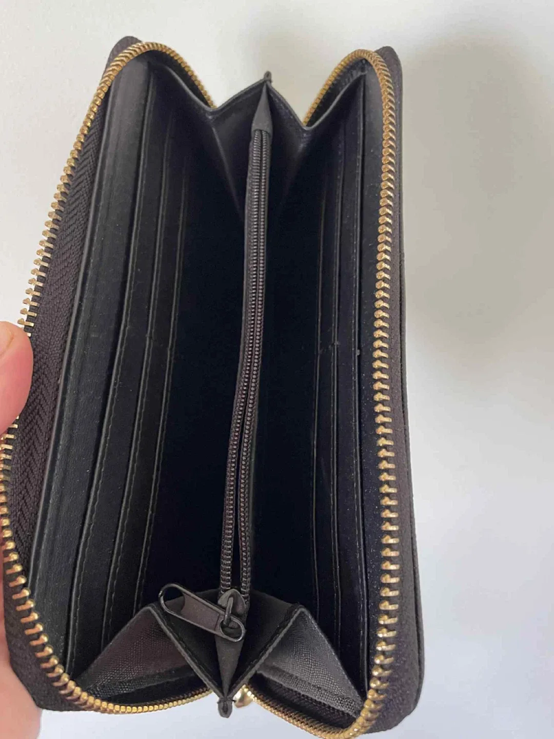 Woman’s black wallet image indicator(3)