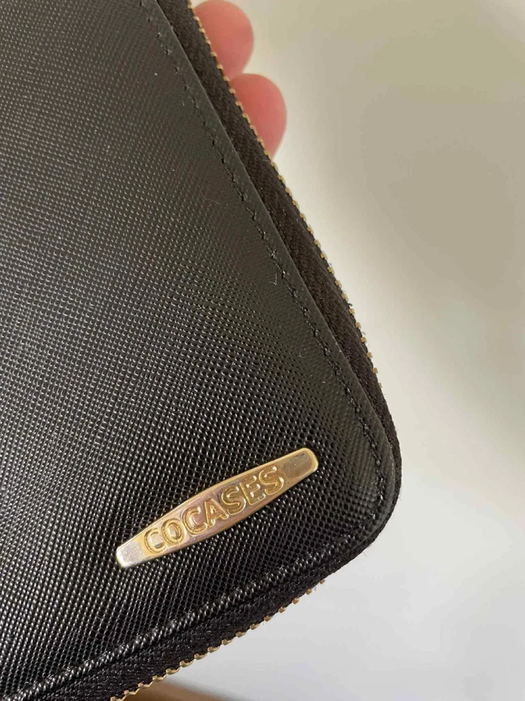 Woman’s black wallet image indicator(4)