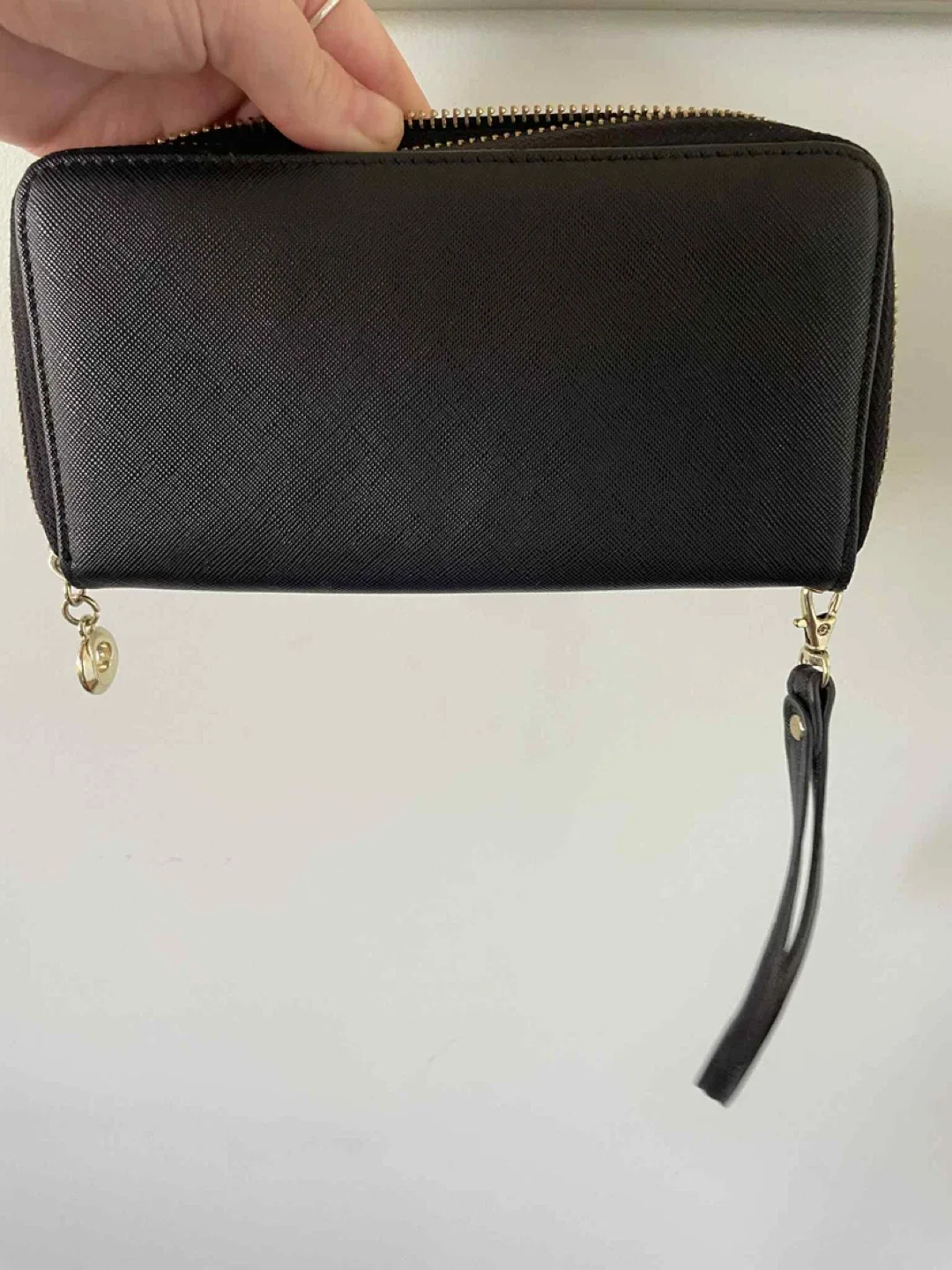 Woman’s black wallet image indicator(2)